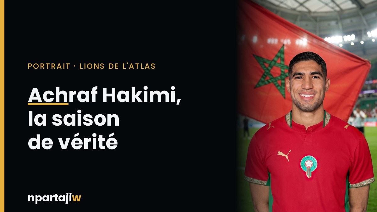 Achraf Hakimi sous le maillot du Maroc, devant le drapeau marocain